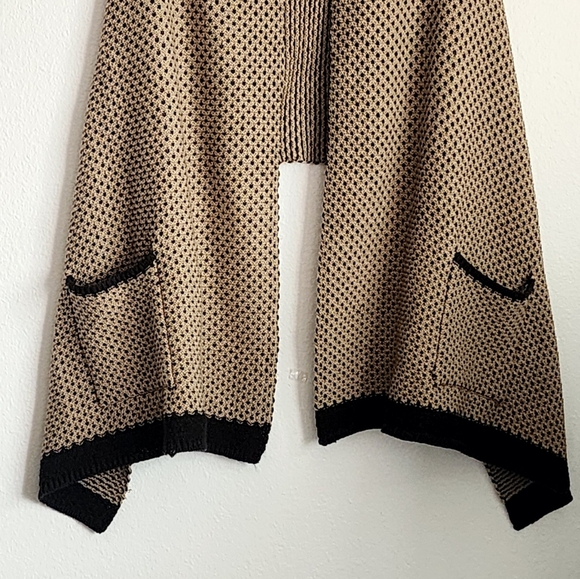 Demdaco Women's Brown/Tan Pocket Stole 100% Acrylic - Picture 3 of 5